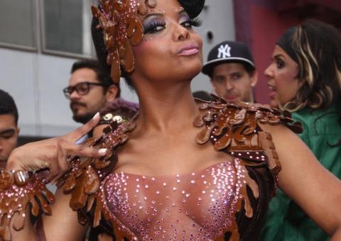 Decotada, Adriana Bombom mostra demais na Parada Gay